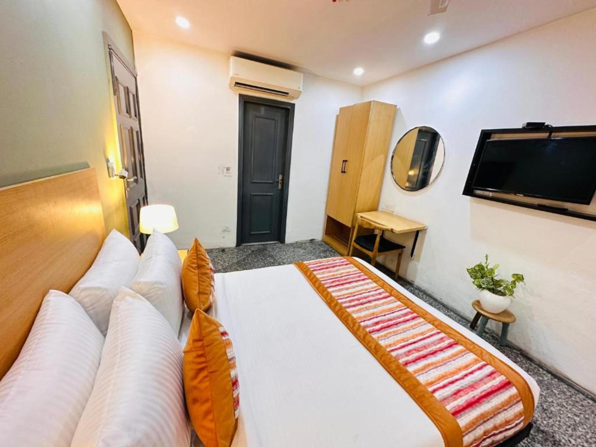 Hotel La Serene Punjabi Bagh 3*