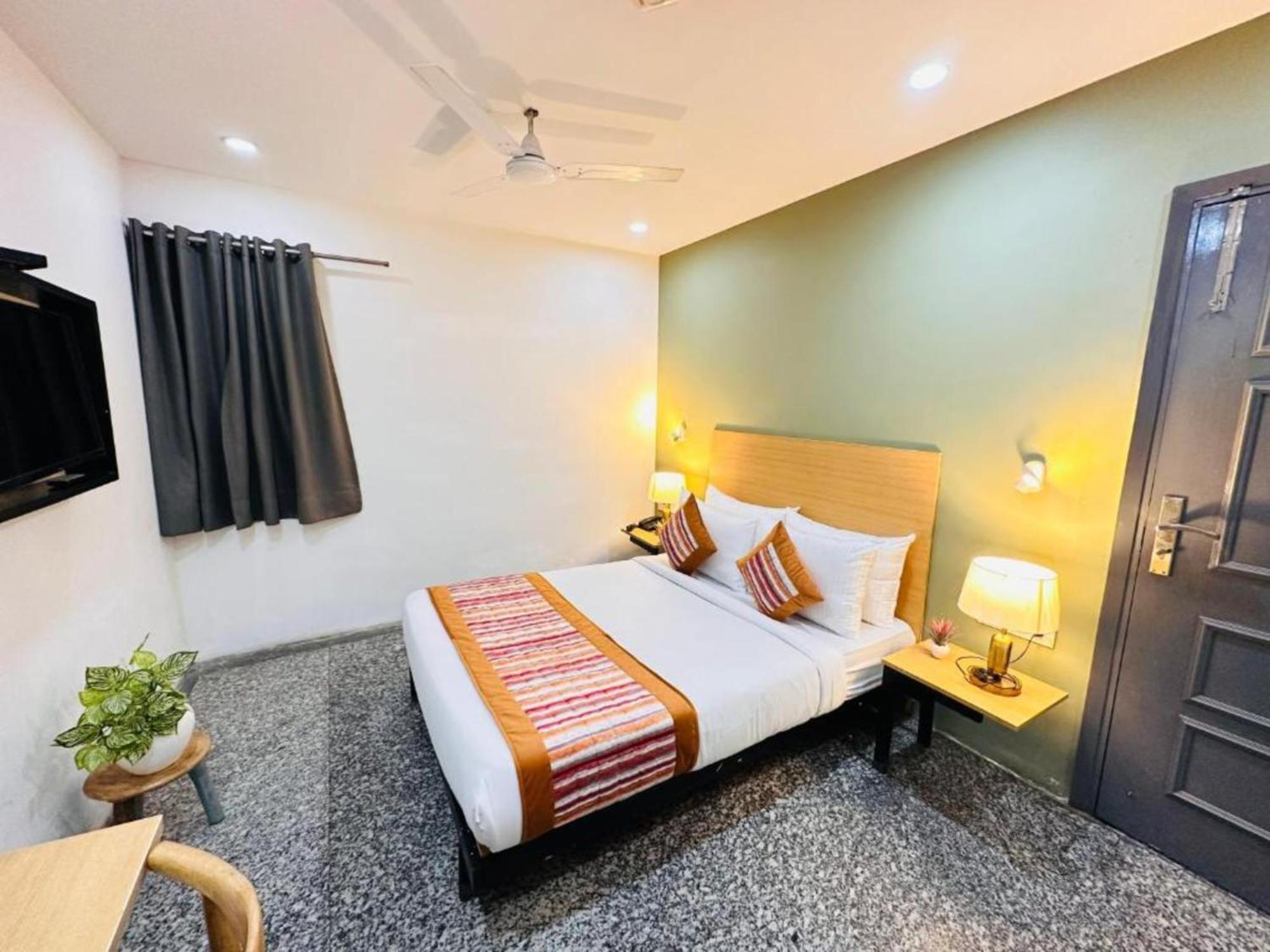 La Serene Punjabi Bagh 3*